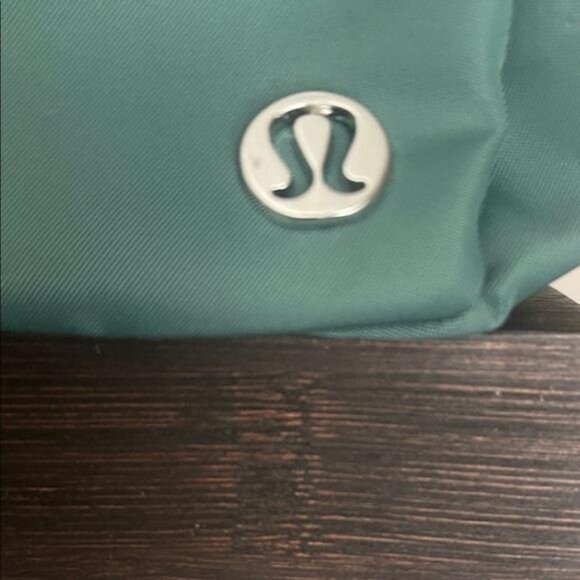 Lululemon Everywhere Belt Bag-Deep Green NEW - Picture 3 of 5